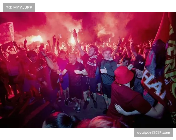 通讯:伊普斯维奇 Town 时隔22年重返英超,当地球迷举行庆祝游行 通讯:伊普斯维奇 Town 时隔22年重返英超,当地球迷举行庆祝游行